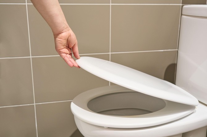 Kesica od 60 dinara može da očisti WC šolju - kamenac nestaje preko noći