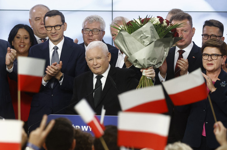 Wicepremier i lider partii Prawo i Sprawiedliwość Jarosław Kaczyński i premier Polski Mateusz Morawiecki w sztabie wyborczym, 15 października 2023 r.