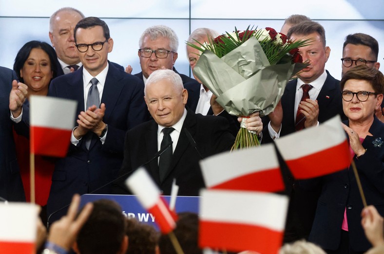 Wicepremier i lider partii Prawo i Sprawiedliwość Jarosław Kaczyński i premier Polski Mateusz Morawiecki w sztabie wyborczym, 15 października 2023 r.