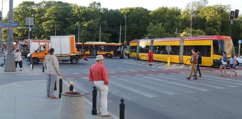 Zderzenie autobusu z tramwajem w Warszawie.