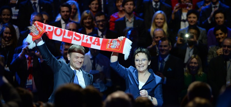 Donald Tusk żegna się z PO, Ewie Kopacz wręcza szalik. Konwencja Platformy