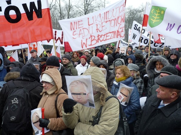 Manifestacja przed gmachem resortu sprawiedliwości w Warszawie przeciwko łączeniu sądów w ich miastach z innymi sądami rejonowymi. Fot. Urząd Miasta Sochaczew