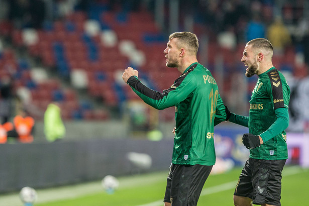 Piłkarze Górnika Zabrze Lukas Podolski (L) i Filip Bainović (P)