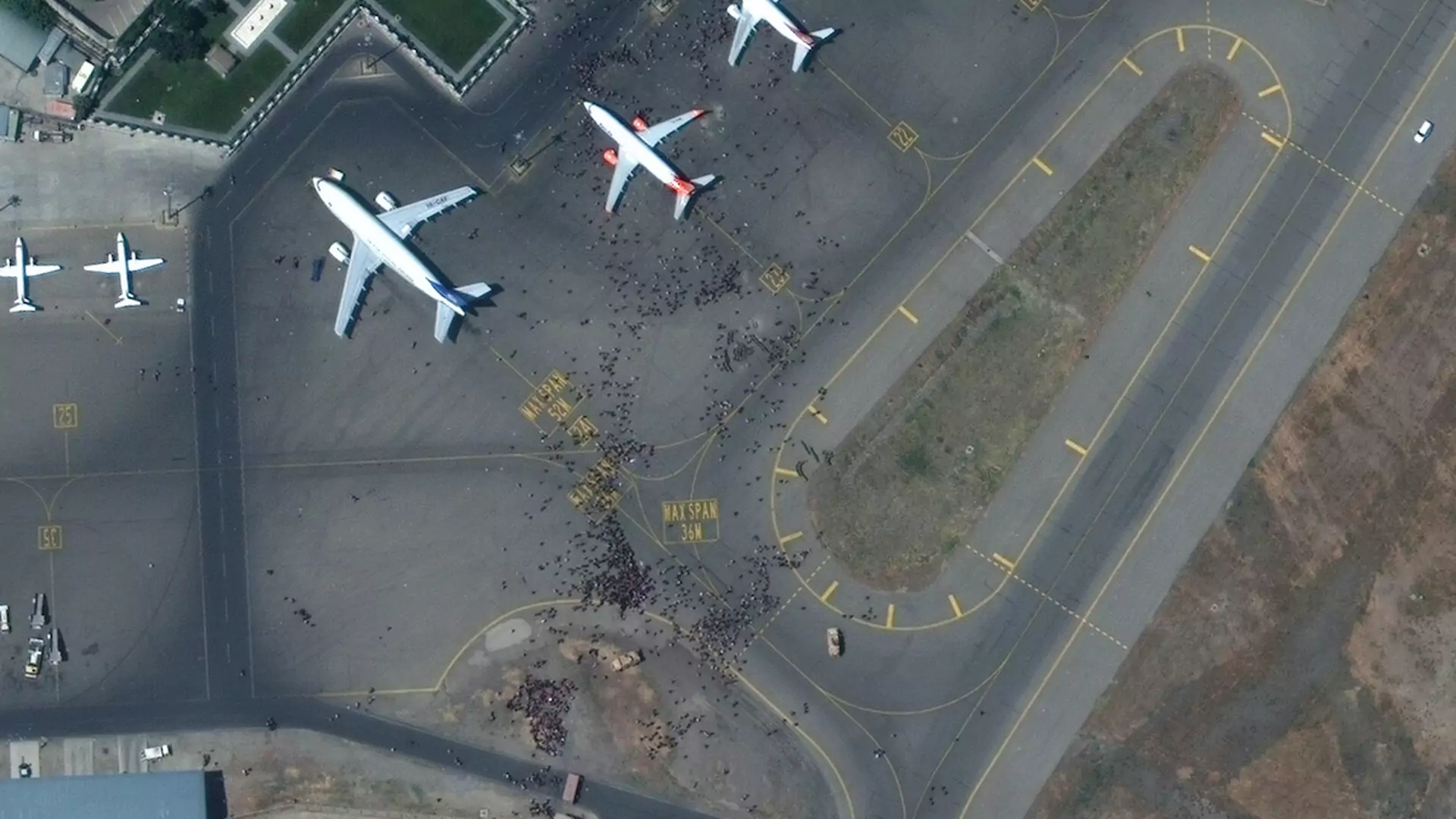 Te obrazki przejdą do historii. Chaos na lotnisku w Kabulu widać nawet na zdjęciach satelitarnych
