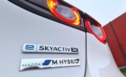 Mazda 3 e-Skyactiv X jedzie pod prąd. Silnik spalinowy ma przyszłość