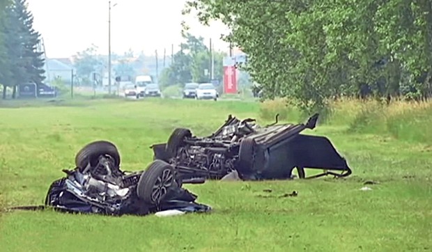 "Golf" pri velikoj brzini udario u bedem i dva drveta