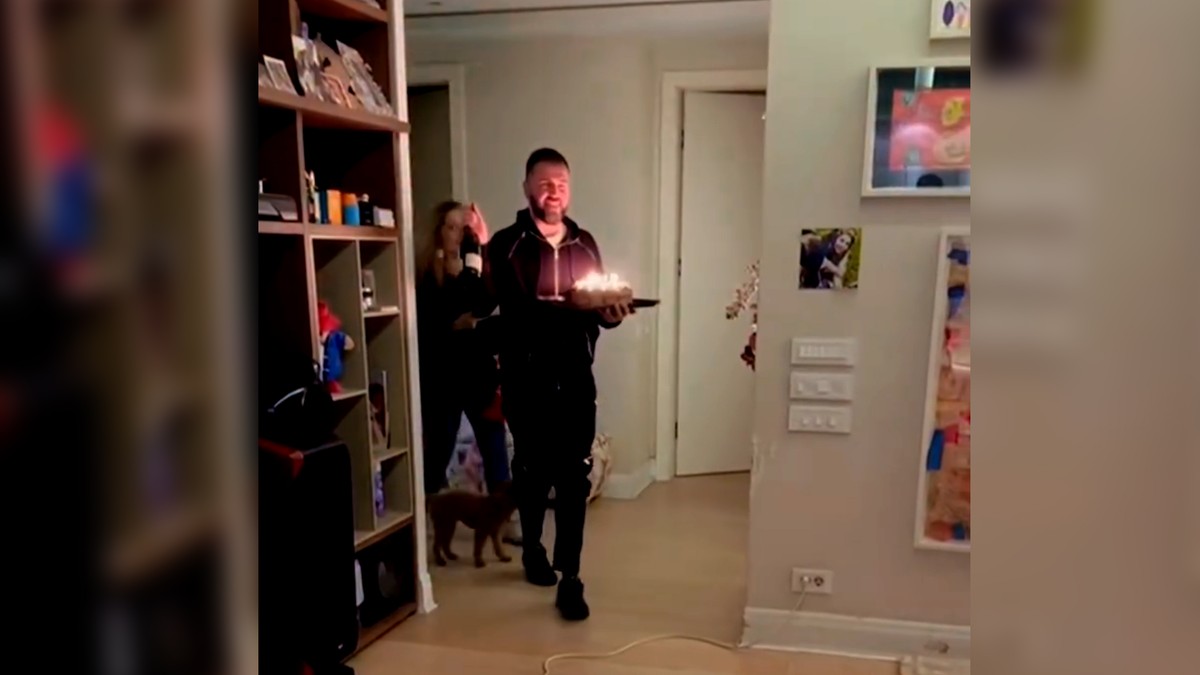 NEVIĐENI SNIMCI SA PROSLAVE ROĐENDANA ČEDE JOVANOVIĆA Na stolu nema čega nema: Aleksandar Kos grli političara, nazdravljaju šampanjcem