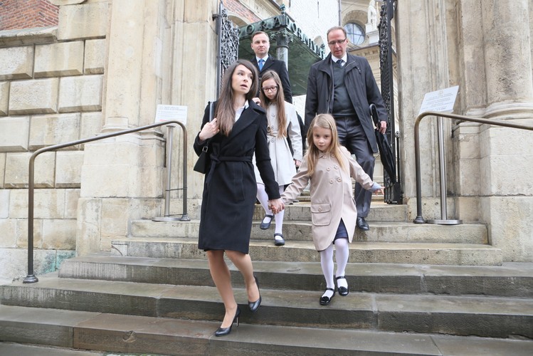 Marta Kaczyńska po wyjściu z krypty na Wawelu