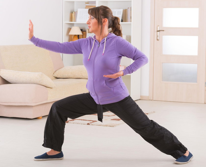 Tai chi poprawia postawę, poczucie równowagi i ogólną mobilność, a także zwiększa siłę mięśni nóg.