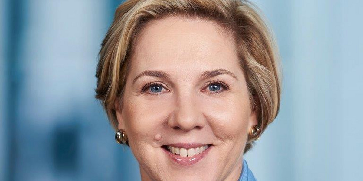 Robyn Denholm była dotychczas dyrektor finansową w australijskiej firmie telekomunikacyjnej... Telstra. Przez cztery ostatnie lata zasiadała też w radzie nadzorczej Tesli