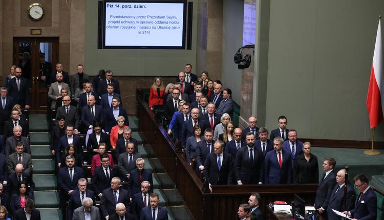 Sejm oddał hołd ofiarom rosyjskiej napaści na Ukrainę. Jeden z posłów... chyłkiem wyszedł