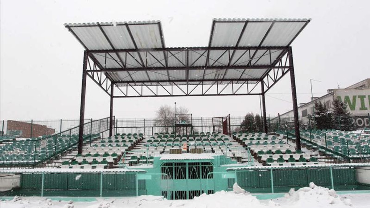 W Radomiu na stadionie Radomiaka miasto zafundowało dach nad trybunę dla specjalnych gości i oficjeli. Za 150 tys. złotych powstała ohydna wiata, która nie chroni przed zacinającym deszczem i śniegiem