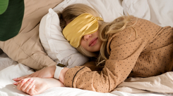 Na którym boku lepiej spać – prawym czy lewym? Lekarze mówią jasno