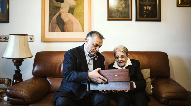 A kormányfő és a színésznő 
a díjjal Törőcsik Mari otthonában, egy nappal az állami 
ünnepség után / Fotó: Facebook
