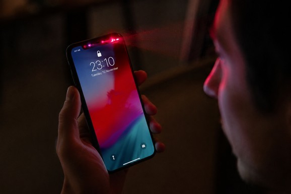 Mislili ste da vas iPhone ŠPIJUNIRA? Evo zbog čega zapravo treperi crveno pored kamere