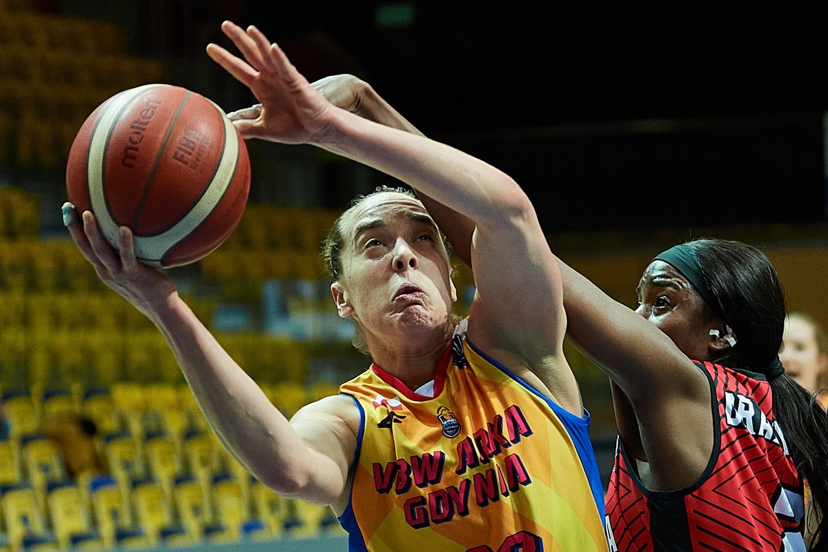 Zawodniczka VBW Arki Gdynia Marissa Lee Kastanek (L) i Binta Drammeh (P) ze Spar Girony podczas meczu 14. kolejki, ostatniej fazy Euroligi koszykarek