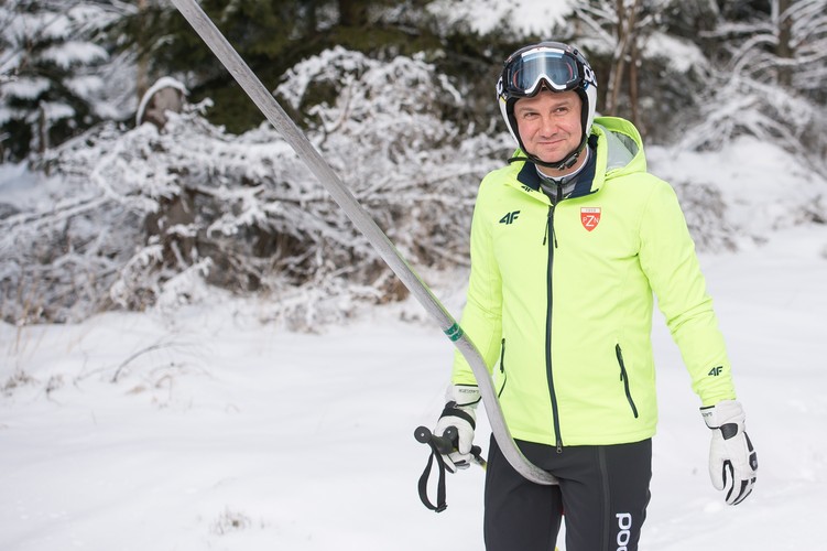 Prezydent RP Andrzej Duda na stoku, podczas Mistrzostw Polski Parlamentarzystów i Samorządowców w narciarstwie alpejskim