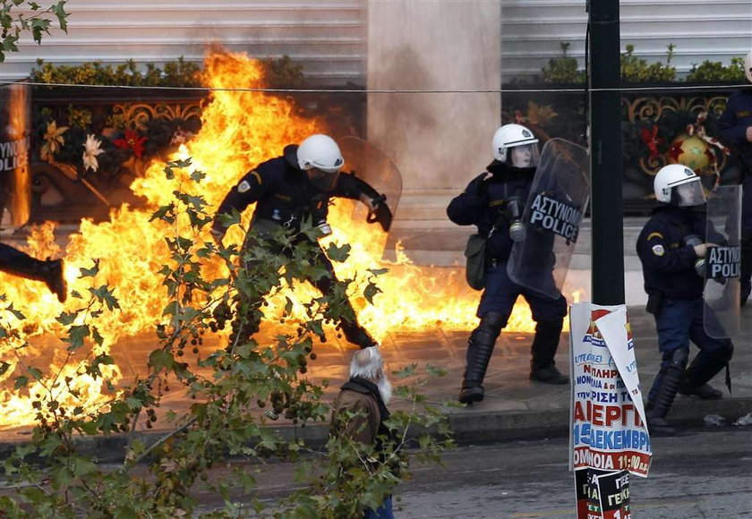 Gaz i bijatyki na ulicach Grecji