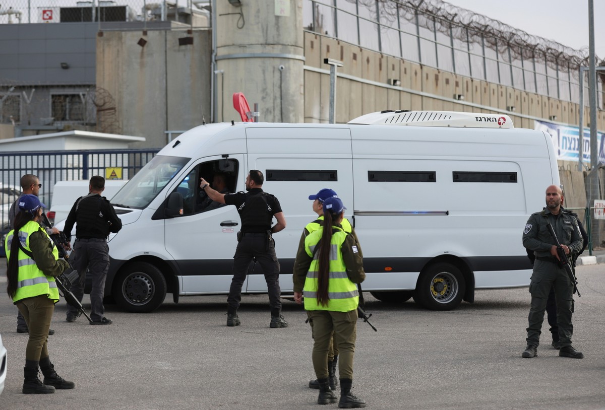 Security guards Ofer military prison ahead of expected Palestinian prisoner release