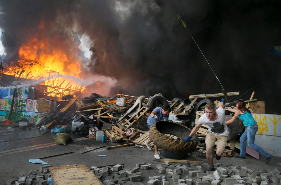 UKRAINE CRISIS  (Cleaning up Independence Square in Kiev)