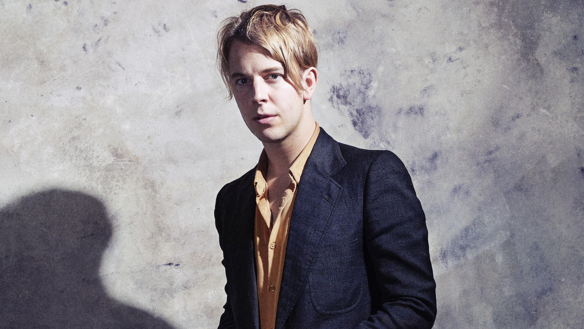 Tom Odell - w Polsce to nazwisko większości ludzi kojarzy się tylko z piosenką "Another Love", a mimo to młody Brytyjczyk właśnie w naszym kraju z roku na rok gra wyprzedane koncerty w coraz większych miejscach. Zanim 21 marca wystąpił na warszawskim Torwarze, musiał uciekać przed tłumem fanek, które czekały na niego przed studiem TVN. W całym tym chaosie przed spacerem po Starówce znalazł czas na wywiad, podczas którego opowiedział mi między innymi o tym, co motywuje go do tworzenia, co szokowało go w Londynie i jak radzi sobie ze sławą. Co jeszcze powiedział 26-letni artysta? Sprawdźcie!