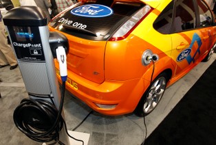 Ładowarka do samochodu w każdym bloku. Rząd szykuje nowe przepisy