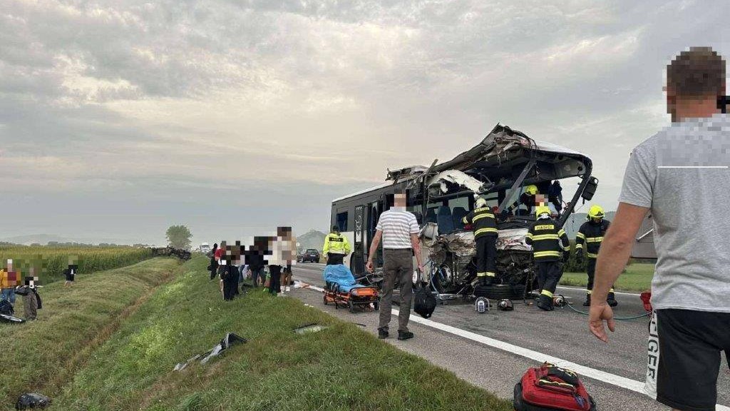 Pri Drienovci sa zrazili nákladné auto a autobus.