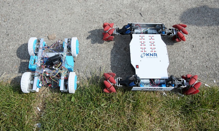 Roboty autorstwa Koła Naukowego Robotyków Politechniki Warszawskiej, zaprezentowane na Paradzie Robotów 2015 w Krakowie <br><br> 
fot. (sr/mr) PAP/Stanisław Rozpędzik