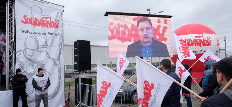 Zarabiają 6,5 tys. zł. "Solidarność" żąda dla pracowników 1000 zł podwyżek i aut do "prywatnych testów"