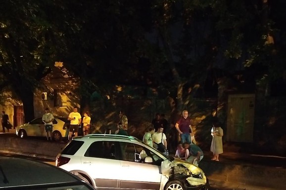 AUTO ULUBLJEN I ZGUŽVAN Sudar više vozila u Zemunu