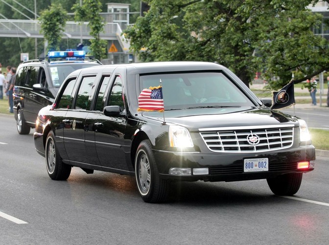 Barack Obama w pancernej limuzynie