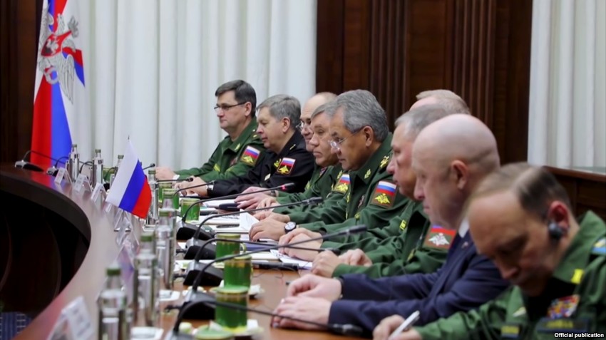 Jevgenij Prigožin (u krugu) među najvišim zvaničnicima ruske odbrane
