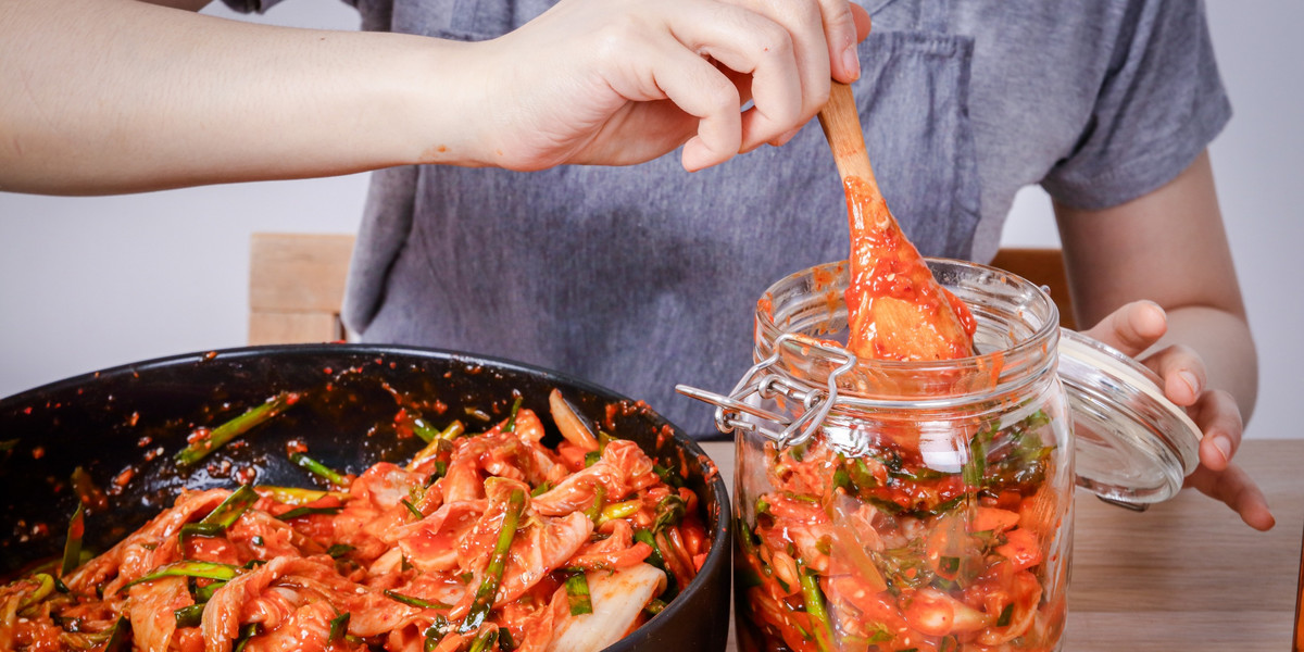 Kimchi oraz inne produkty fermentowane mają zbawienny wpływ na nasz mózg i jelita.