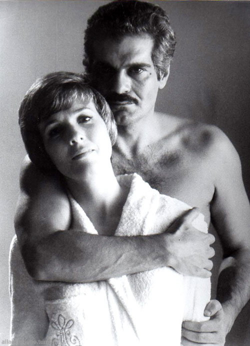 Julie Andrews jako Judith Farrow oraz Omar Sharif jako Feodor Sverdlov w filmie "Nasienie tamaryndowca" (1974)