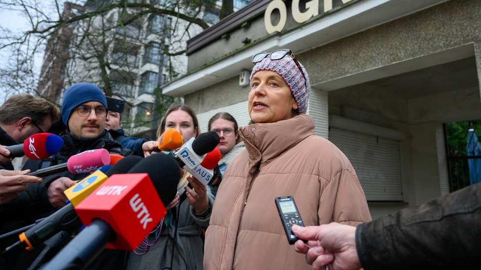 6 marca 2024 r., Poznań. Ewa Zgrabczyńska, podczas spotkania z dziennikarzami pod starym zoo, odpiera zarzuty prokuratury