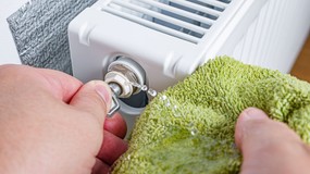 Grzejnik zimny na dole, ciepły na górze. Dlaczego grzejnik jest zimny na dole? Jak odpowietrzyć grzejnik zimny na dole?