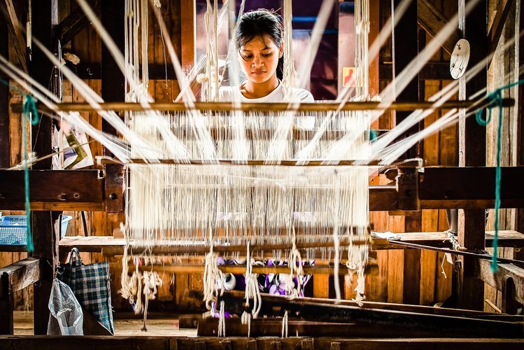 W przędzalni, Inle Lake, Birma; fot. T. Bogusz / Pirania na kolację