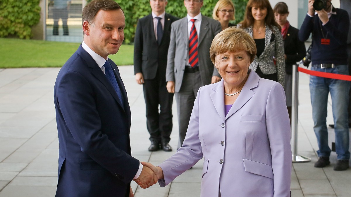 Prezydent Andrzej Duda powiedział po spotkaniu w Berlinie z kanclerz Niemiec Angelą Merkel, że rozmowa dotyczyła kwestii bezpieczeństwa, przyszłości NATO, UE oraz uchodźców. Jak ocenił, były to konstruktywne rozmowy. - Widzę, że jest zrozumienie u naszych partnerów - zaznaczył.