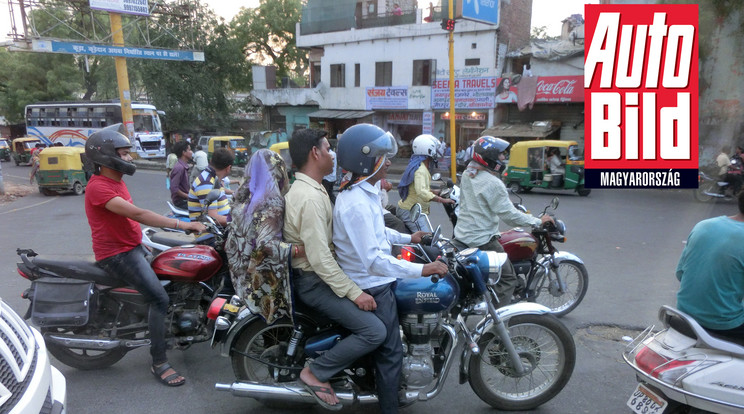 A motorkerékpár India legnépszerűbb motorizált közlekedési eszköze, gyakran 3-an, 4-en is utaznak rajta, a nők nem tehetik át a lábukat az ülésen