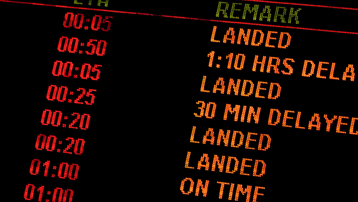 Elektroniczna tablica z rozkładami lotów na lotnisku Birmingham-Shuttlesworth International Airport w Alabamie spadła w piątek i uderzyła cztery osoby. Mały chłopiec poniósł śmierć.