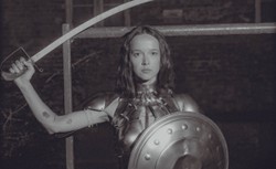 Brodka jako warszawska Syrenka. Tak zmierzyła się z utworem Ireny Santor