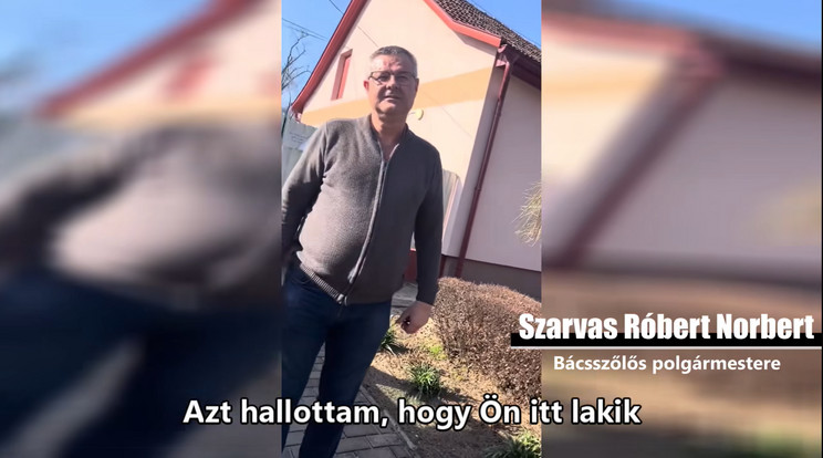 Szarvas Róbert a videóban ráadásul először azt mondta Hadházynak, hogy ő polgármester, majd amikor a képviselő elmesélte, hogy miért érkezett a településre, arra úgy válaszolt, hogy sok mindent hall az ember, „én azt mondom, hogy nem is vagyok polgármester, nem is itt lakom, nem is képviselem a települést. Viszontlátásra.” / Fotó: Facebook/Hadházy Ákos