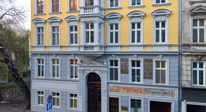 Cybulskiego 19. Tu zdecydowano się m.in. na wyeksponowanie dawnych napisów reklamowych, malowanych bezpośrednio na elewacji. FOT. OLEKSANDR POLIAKOVSKY.