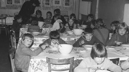 QUIZ o czasach PRL. Kultowe przysmaki z podwórka i szkoły. Kto nie jadł, polegnie