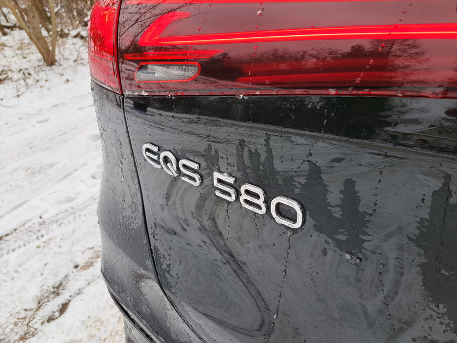 Mercedes EQS SUV w wersji 580 to najmocniejsza "zwykła" odmiana tego "elektryka". Więcej elektryczny koni daje nam tylko Maybach.