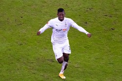 Breel Embolo miał uciec z nielegalnej imprezy przez... okno w dachu