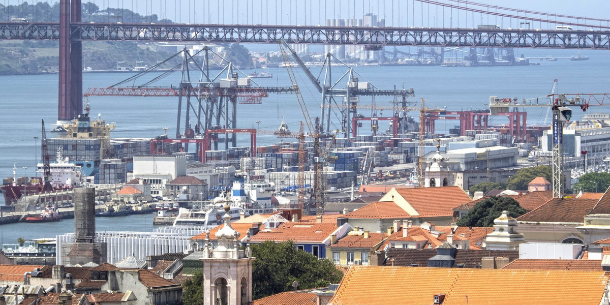 Portugalczycy bardzo często zarabiją na wynajmie swoich mieszkań zagranicznym turystom (Na zdjęciu: Lizbona)