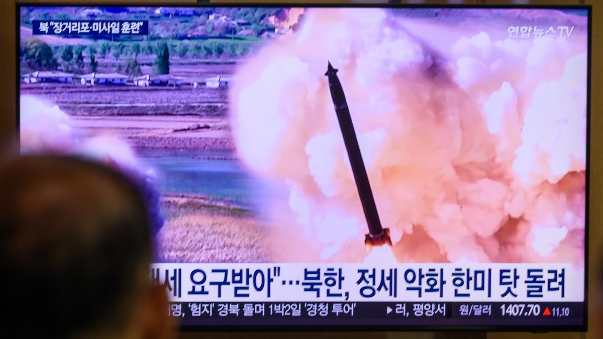 Ilustracija: Severna Koreja ispaljuje rakete