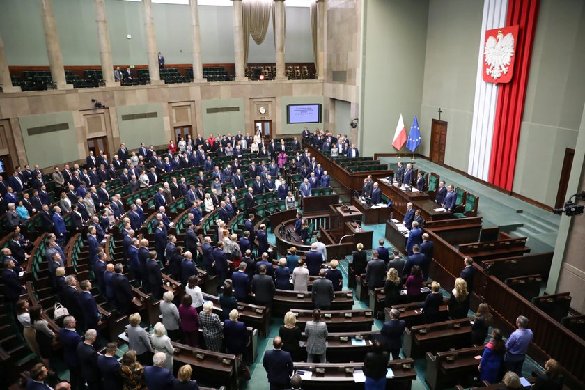 Sensacyjny sondaż. PiS traci większość w Sejmie!