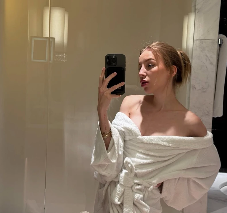 Ema Cepter u bademantilu